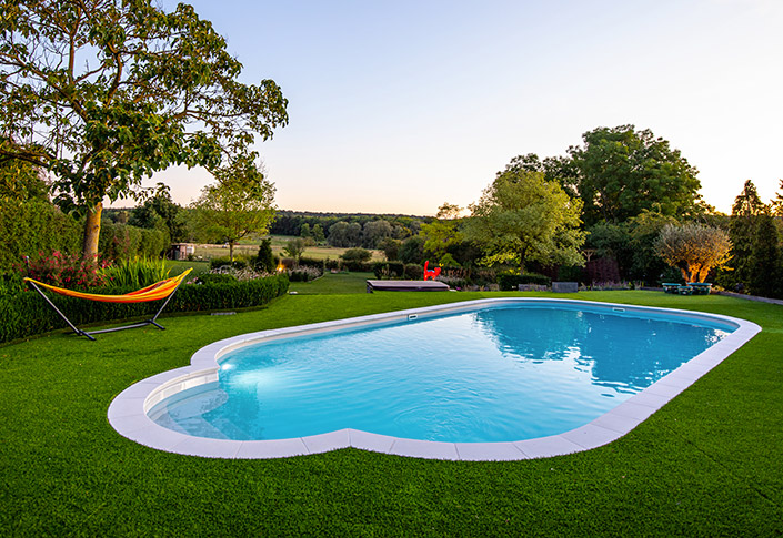 aménagement de terrasse pour piscine en gazon synthetique namgrass fausse herbe pelouse belgique charleroi, namur, liège