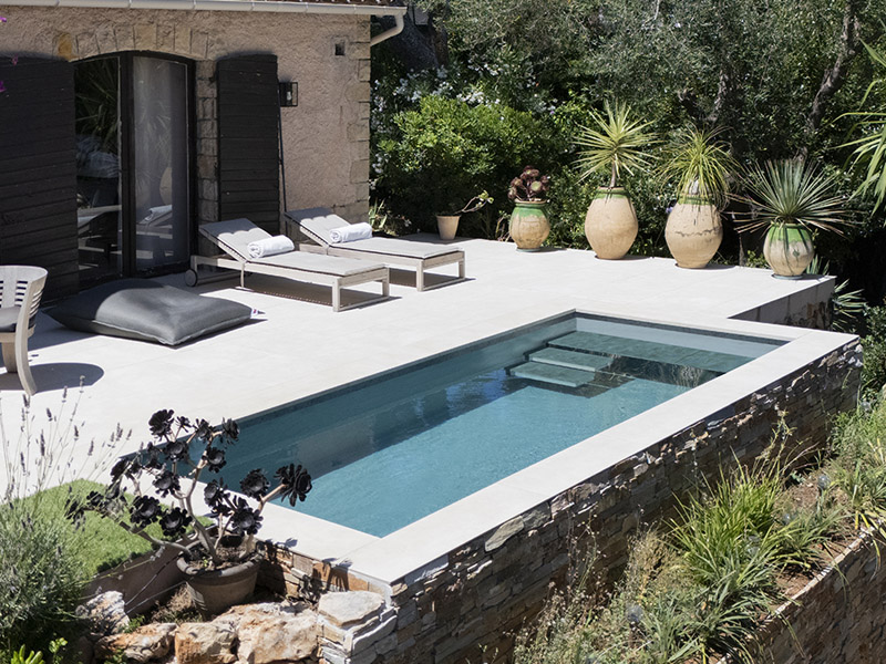 piscine Tina avec escalier piano + banc forme rectangle waterair GGILPRO