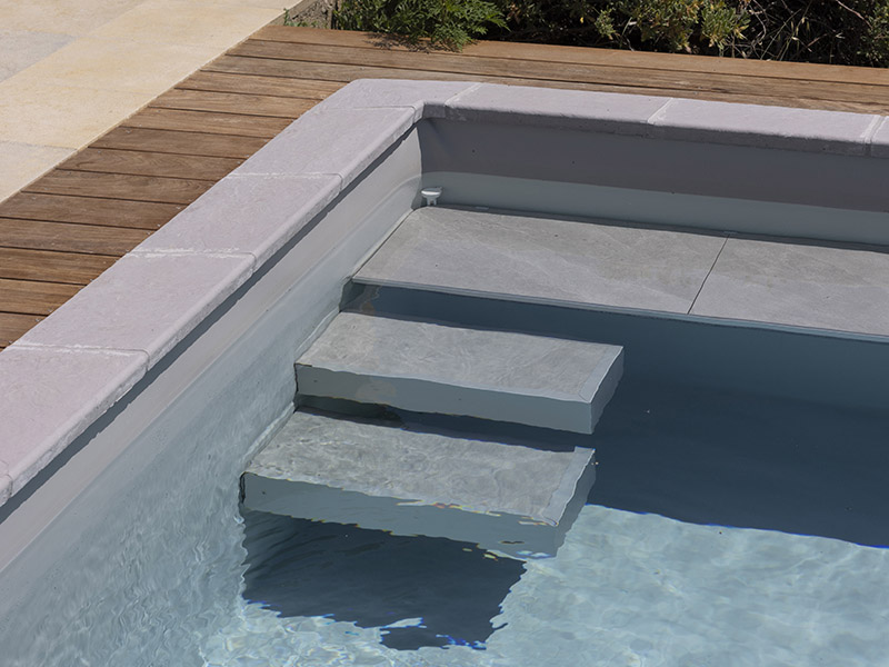 piscine Tina avec escalier piano + banc forme rectangle waterair GGILPRO