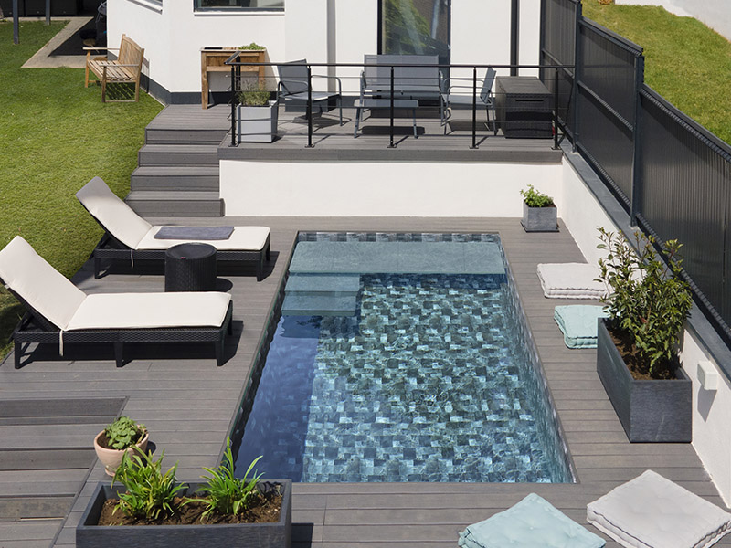 piscine Tina avec escalier piano + banc forme rectangle waterair GGILPRO