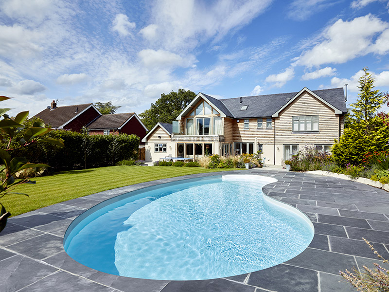 piscine en forme arrondie d'haricot nommée Adele avec escalier Pacio waterair GGILPRO