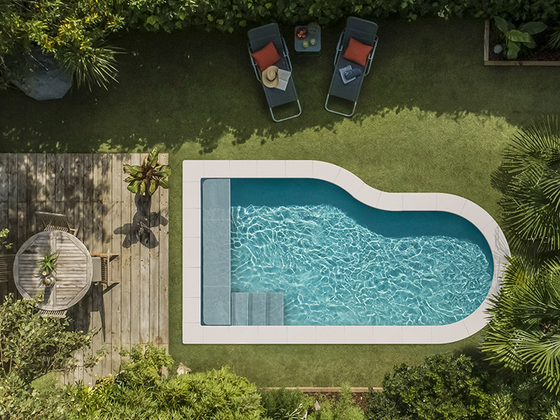 Piscine Inaya avec banc et escalier piano ggilpro belgique